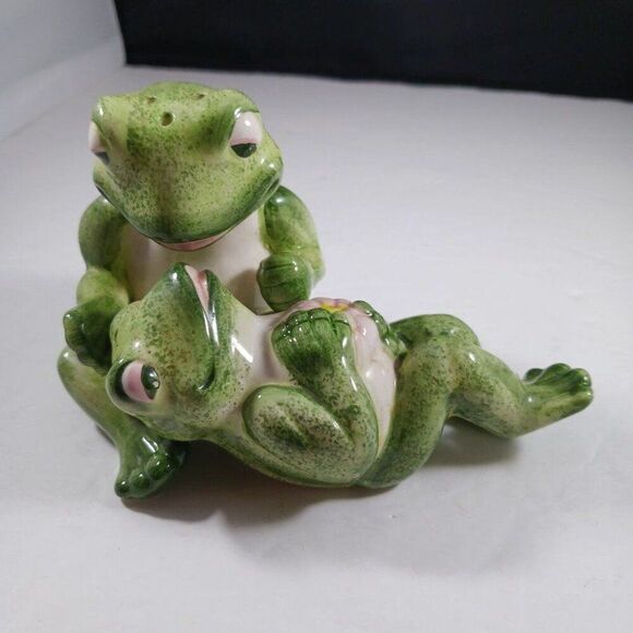 Vintage Green Frog in Love Salt And Pepper Shakers - Picture 1 of 12